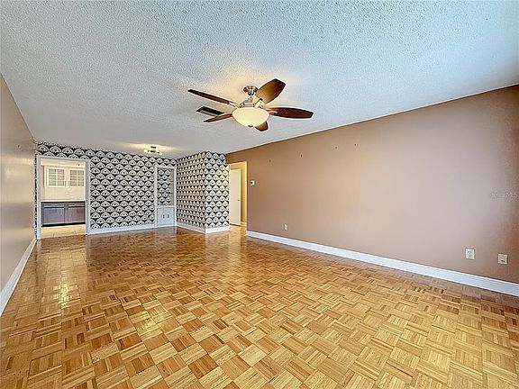3rd image of 403 Mindy Dr