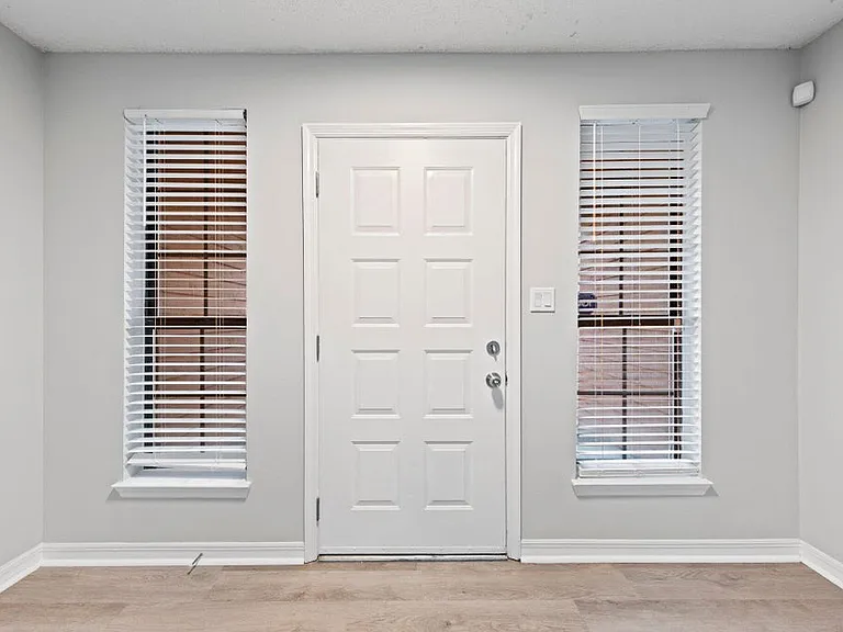 723 Prestwick Dr — Photo 3