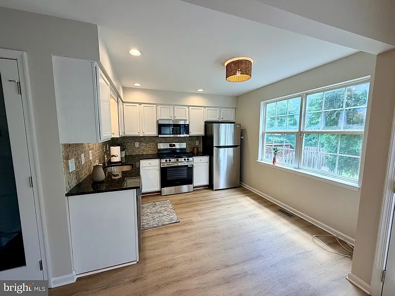 1422 Oxford Cir — Photo 2