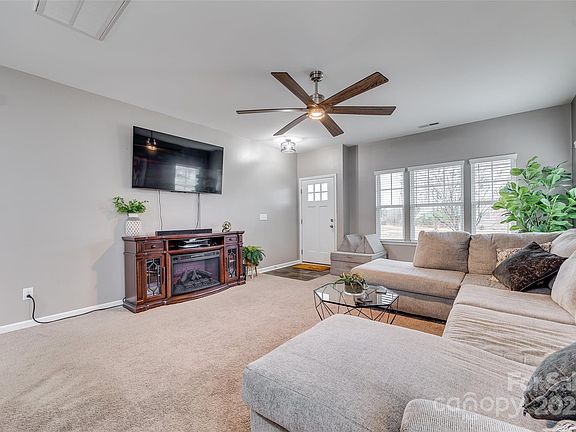 5th image of 921 Von Buren Blvd