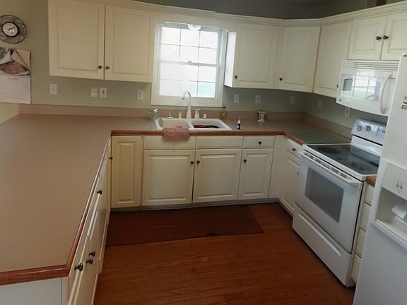 Large Eat-In Kitchen with Built-In Bar