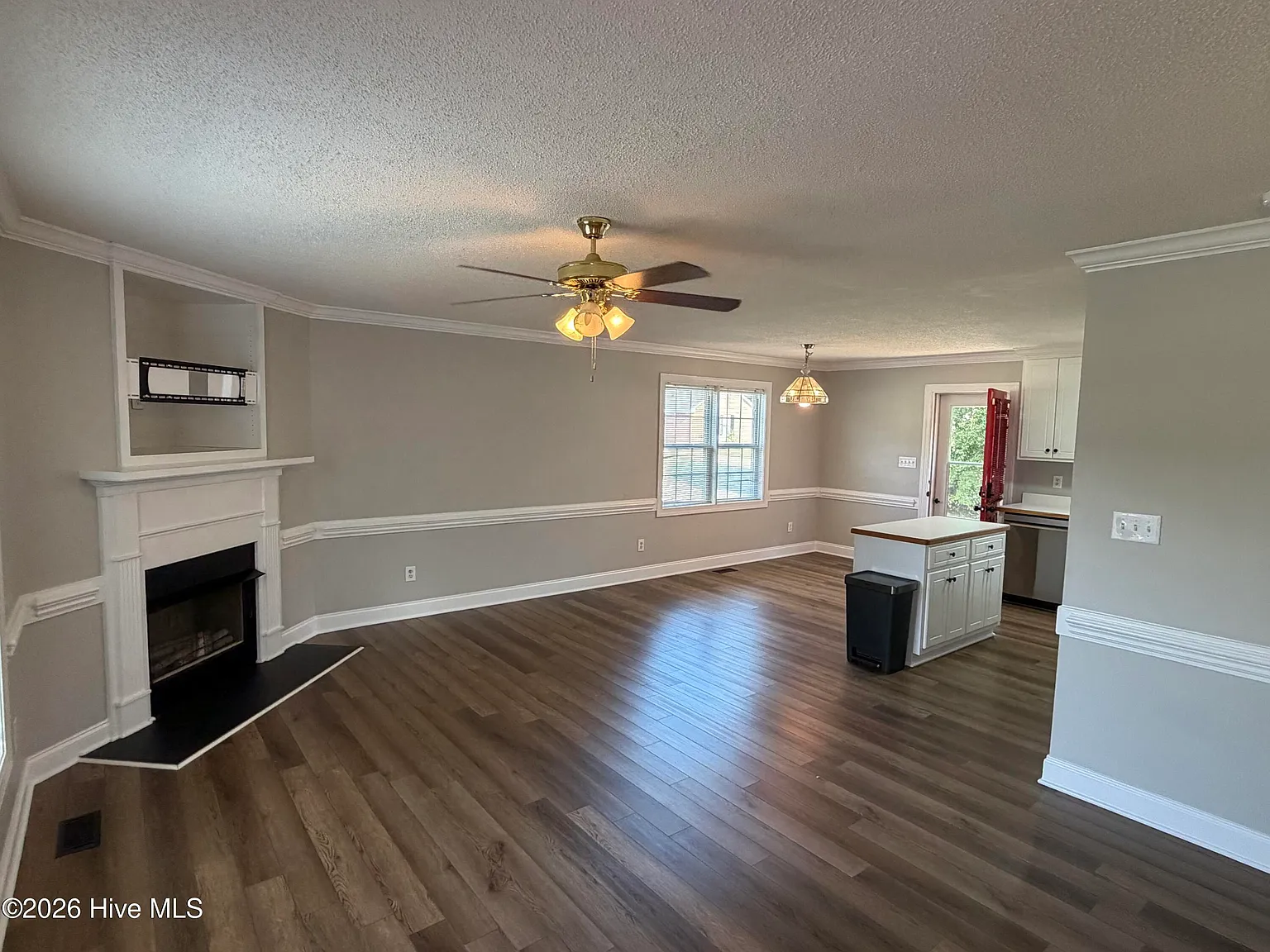 3 bed, 2.0 bath, 1192 sqft, $1,750 — Photo 4