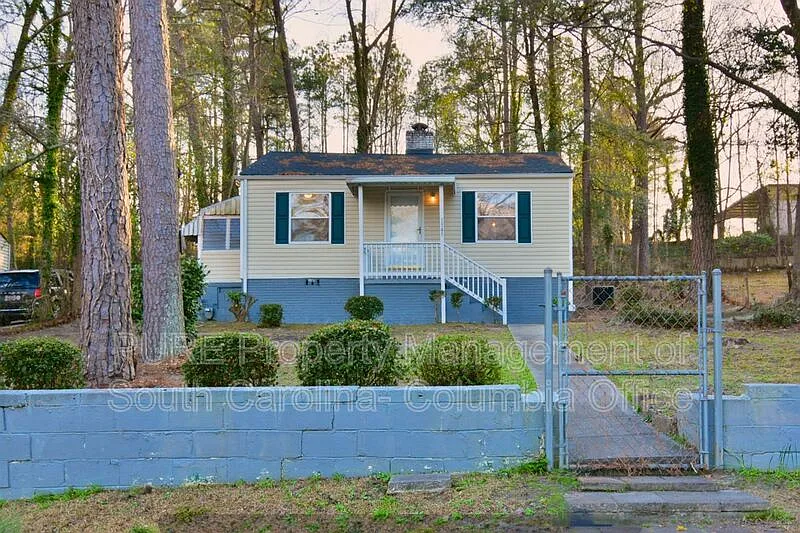 2 bed, 1.0 bath, 696 sqft, $995 — Photo 1