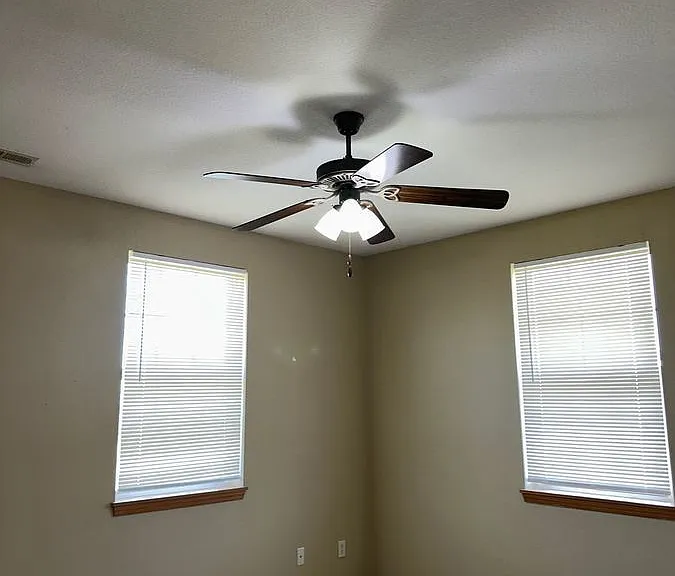 918 NE Deer Creek Dr — Photo 6