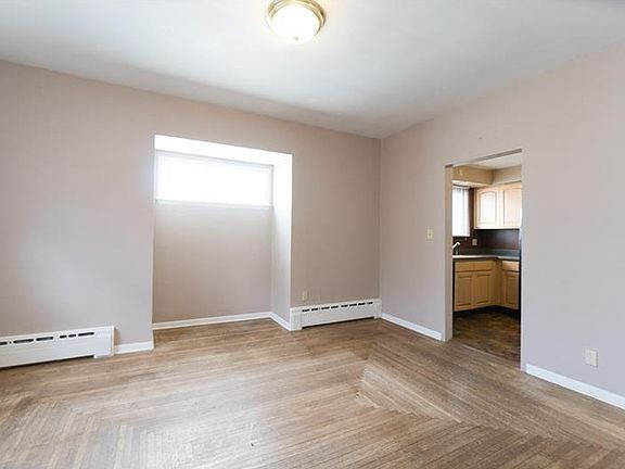 5th image of 401 Oakwood St