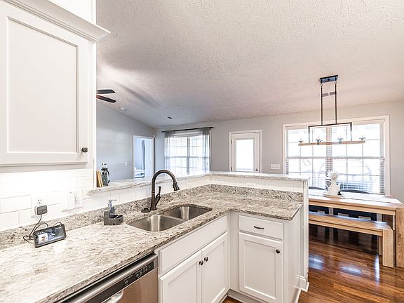 5th image of 452 Golf Club Ln