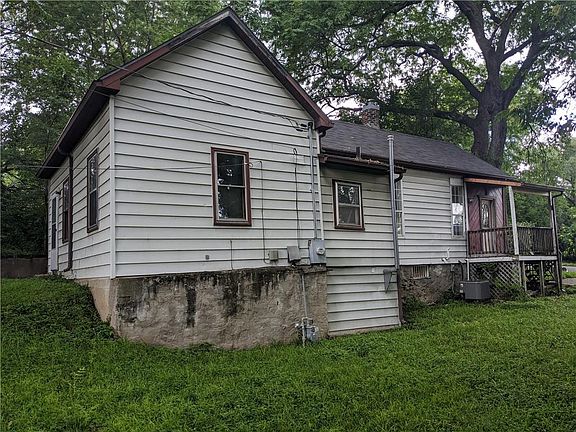 3rd image of 211 Kiowa St