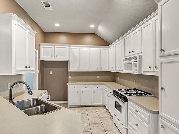 4th image of 200 Stuttgart Cir