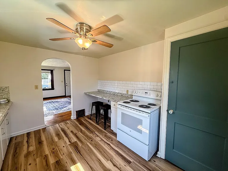 601 Melrose Pl NE — Photo 3