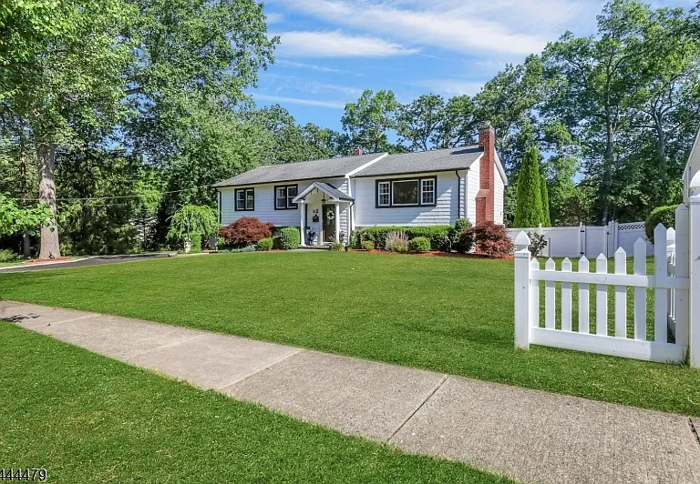 11 Rande Dr — Photo 2