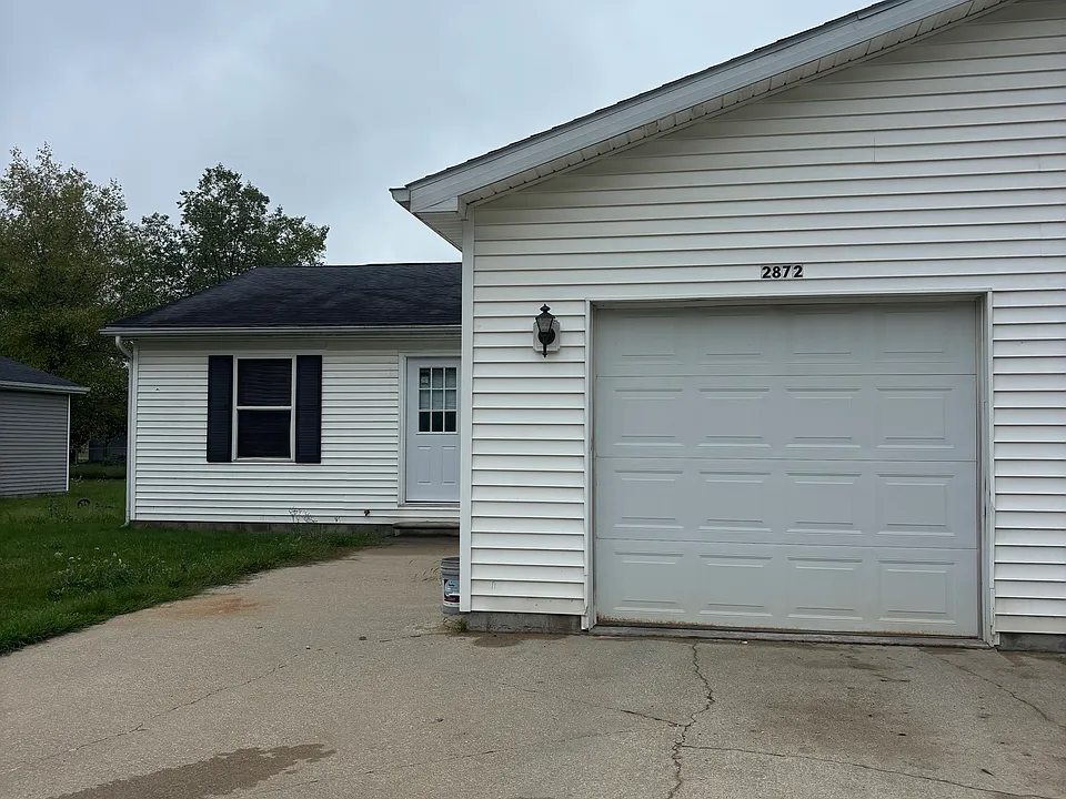 2872 N Meadowlark Dr