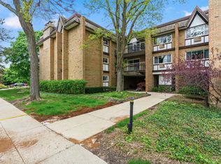 320 Claymoor Rd #1-C, Hinsdale, IL 60521