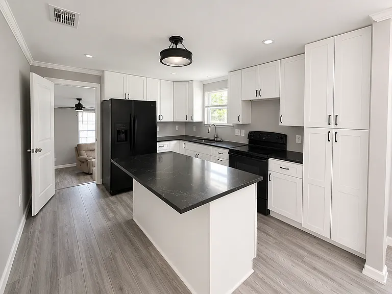 1306 Locust St — Photo 2