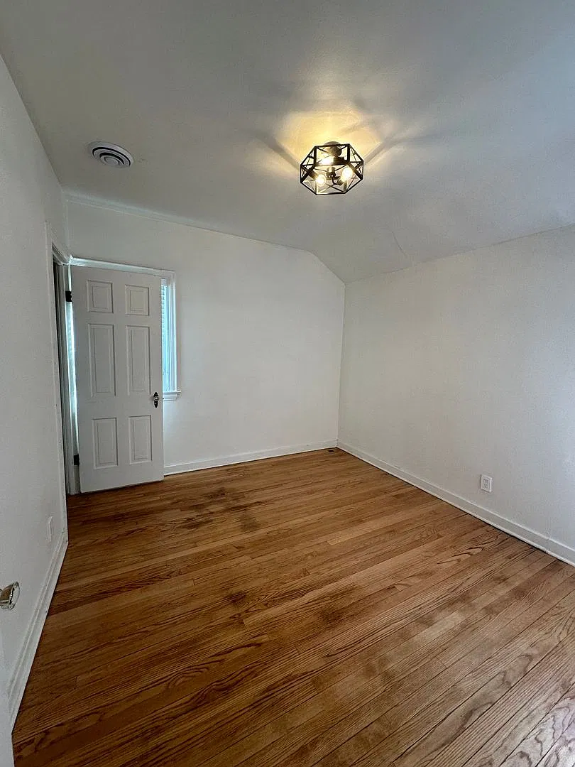 121 W Keefe Ave — Photo 2