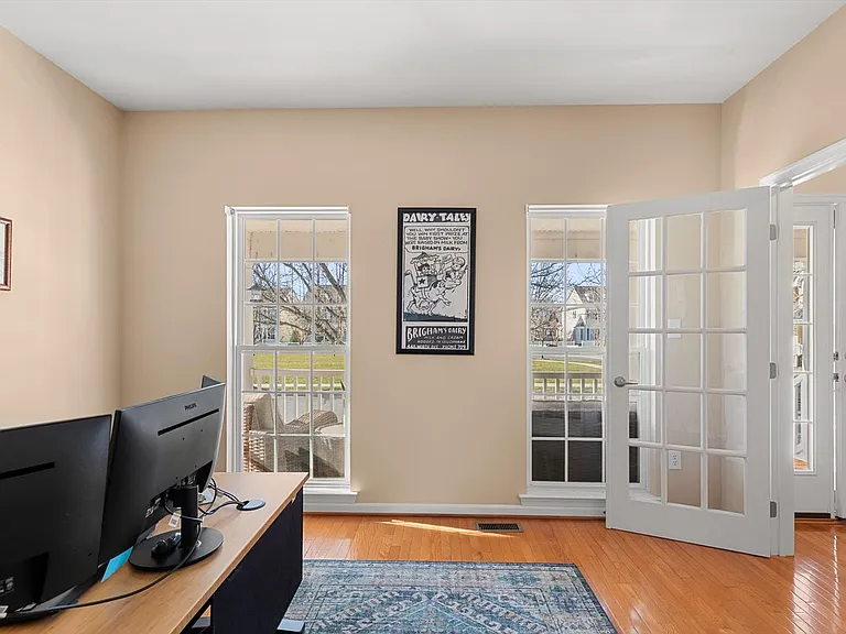 301 Adelaide Dr — Photo 11