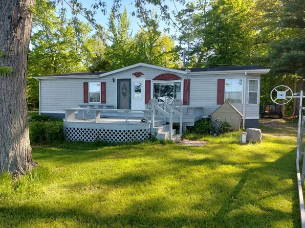 310 E Holland Lake Dr, Sheridan, MI 48884