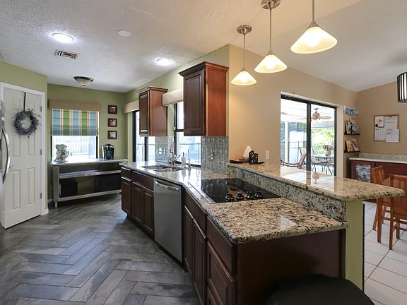 5th image of 1035 SW Aurelia Ave