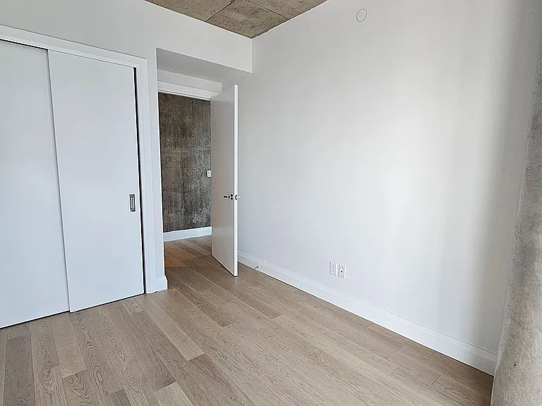 224 King St W #1207 — Photo 20