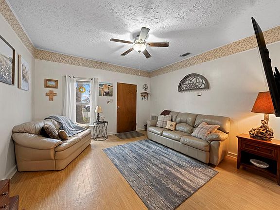 4th image of 133 Myrtle Ave