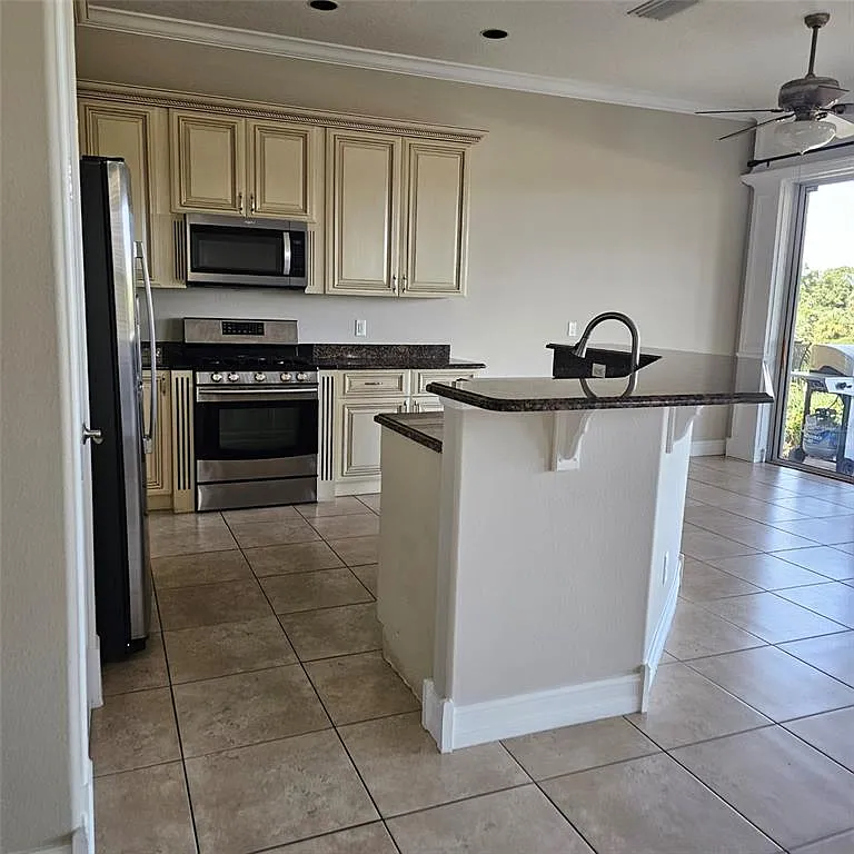 4 bed, 3.5 bath, 3157 sqft, $3,799 — Photo 4