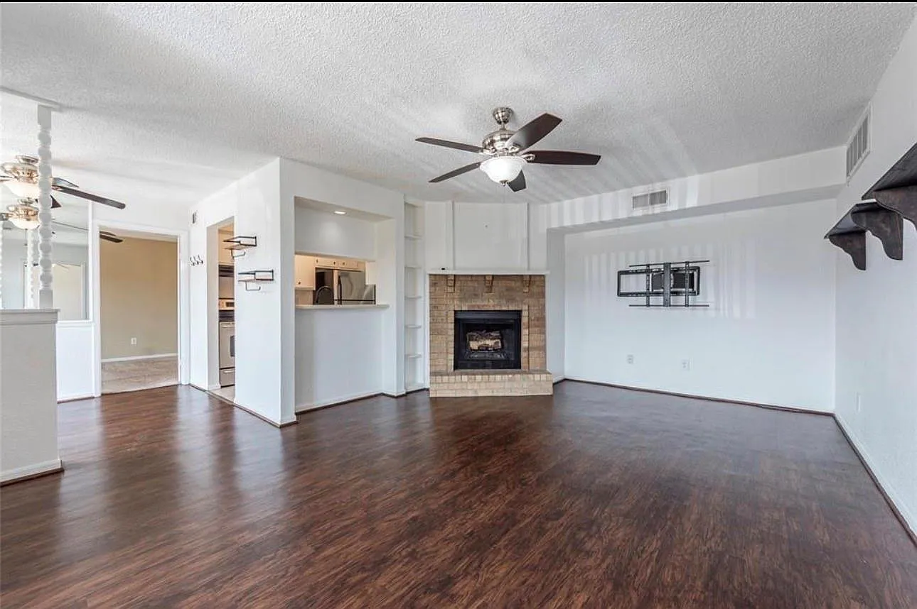 2 bed, 2.0 bath, 970 sqft, $1,300 — Photo 4