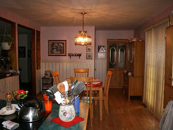 dining room off the kitchen - open floorplan