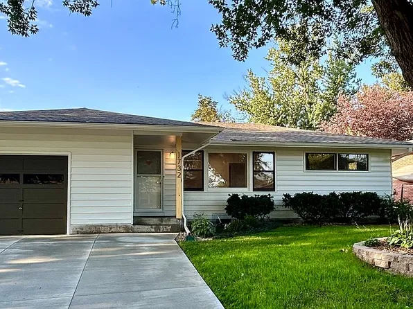 1732 Rancho Rd, Lincoln, NE 68502