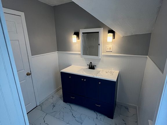 5th image of 34 Grosvenor Ave #3