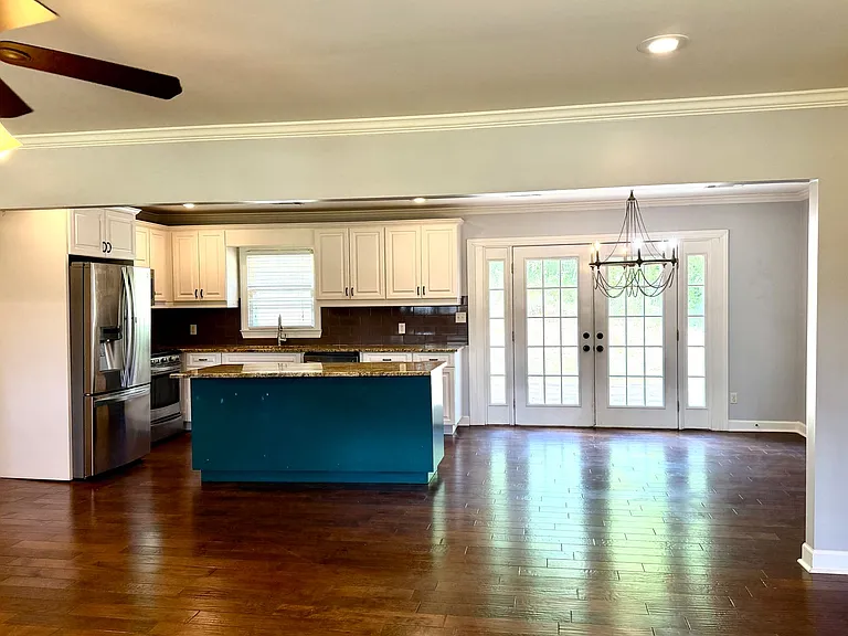 904 Lynn Cir — Photo 3