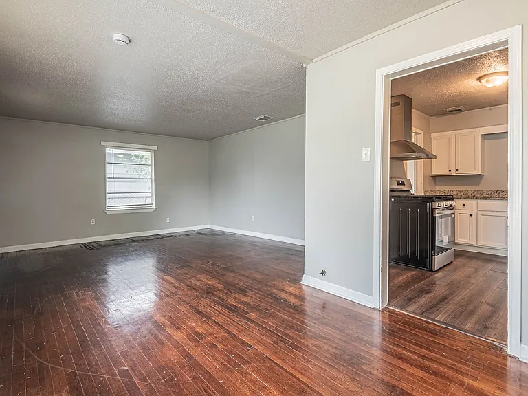 5818 Glenhurst Dr — Photo 3