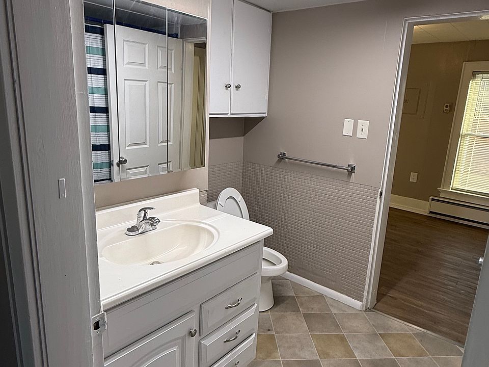 This is the walk-through bathroom that connects both bedrooms. It has tub and shower.
