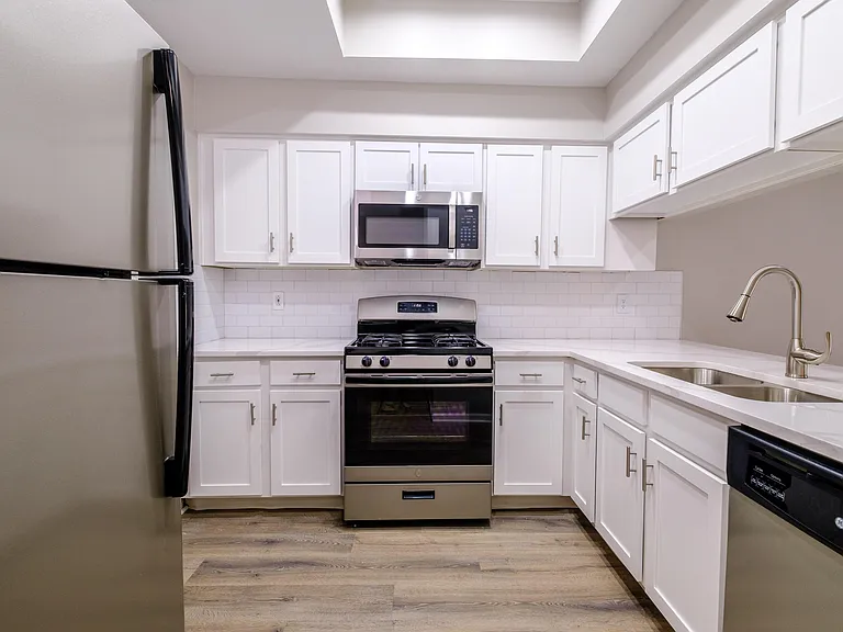 The Residence at Christopher Wren Apartments — Photo 16