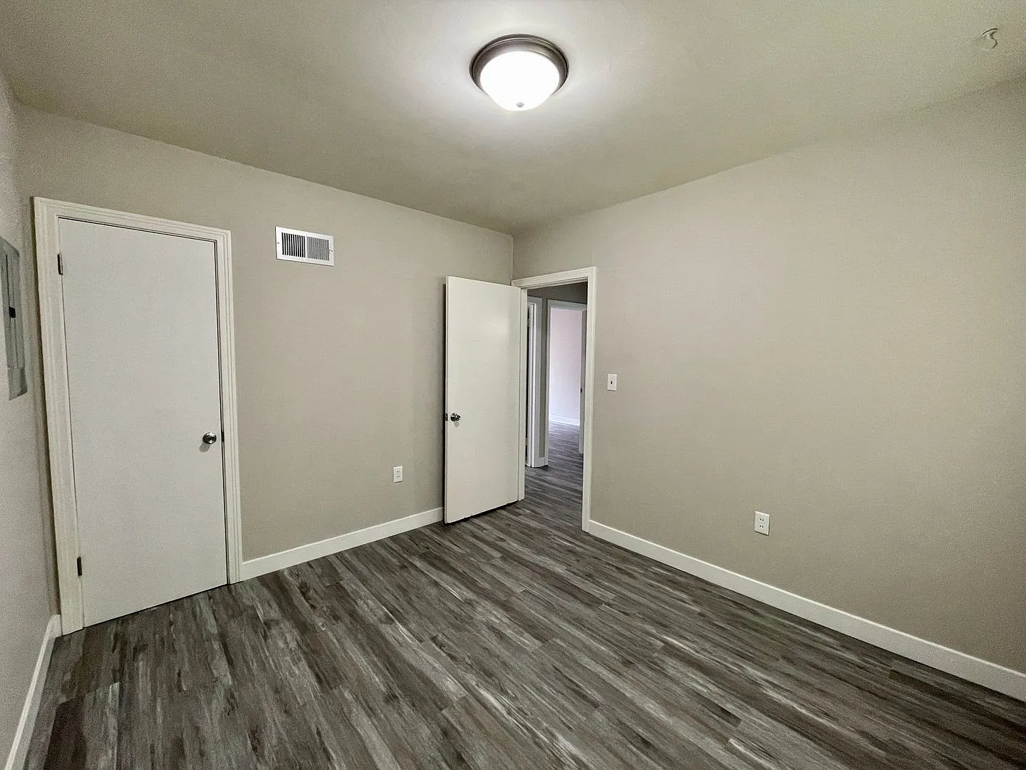 Crisp, Gorgeous, 3 Bed Home with Large Garage — Photo 4