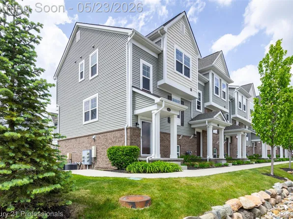 4918 Treeside Ln #27, Troy, MI 48098