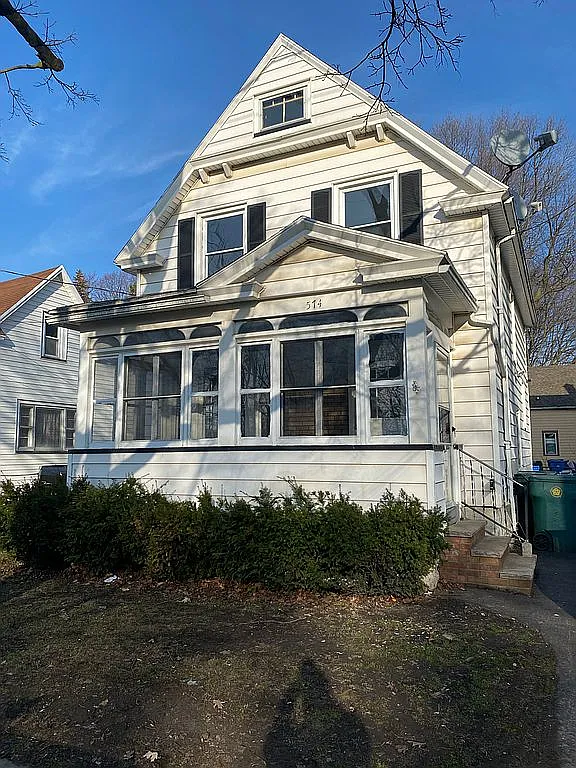 574 Hague St photo 1