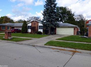 18035 Fairwood Dr, Clinton Township, MI