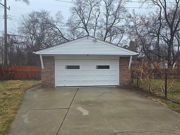 3rd image of 16525 Burt Rd