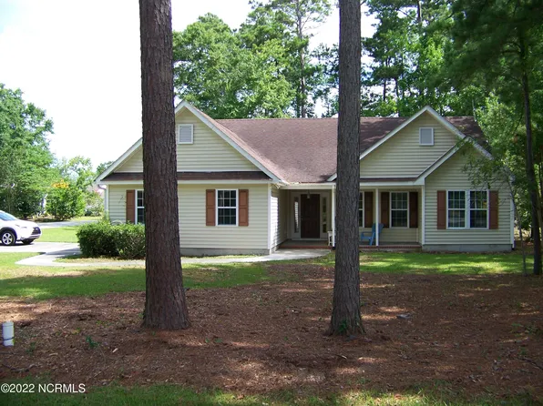 901 Lord Granville Dr, Morehead City, NC 28557