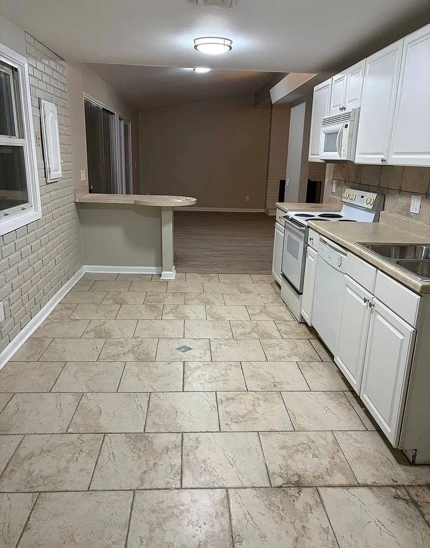 Recently renovated 4 bedroom/2 bathroom home! — Photo 3