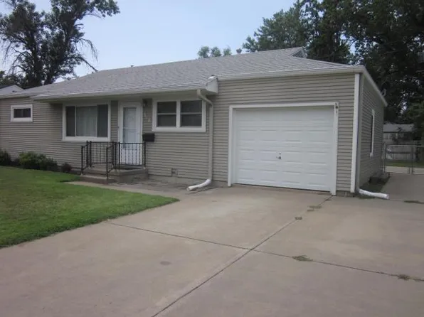 818 Plaza Dr, Salina, KS 67401