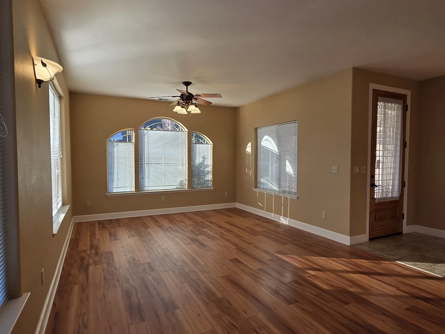 3 bed, 1618 sqft, $2,300 — Photo 2