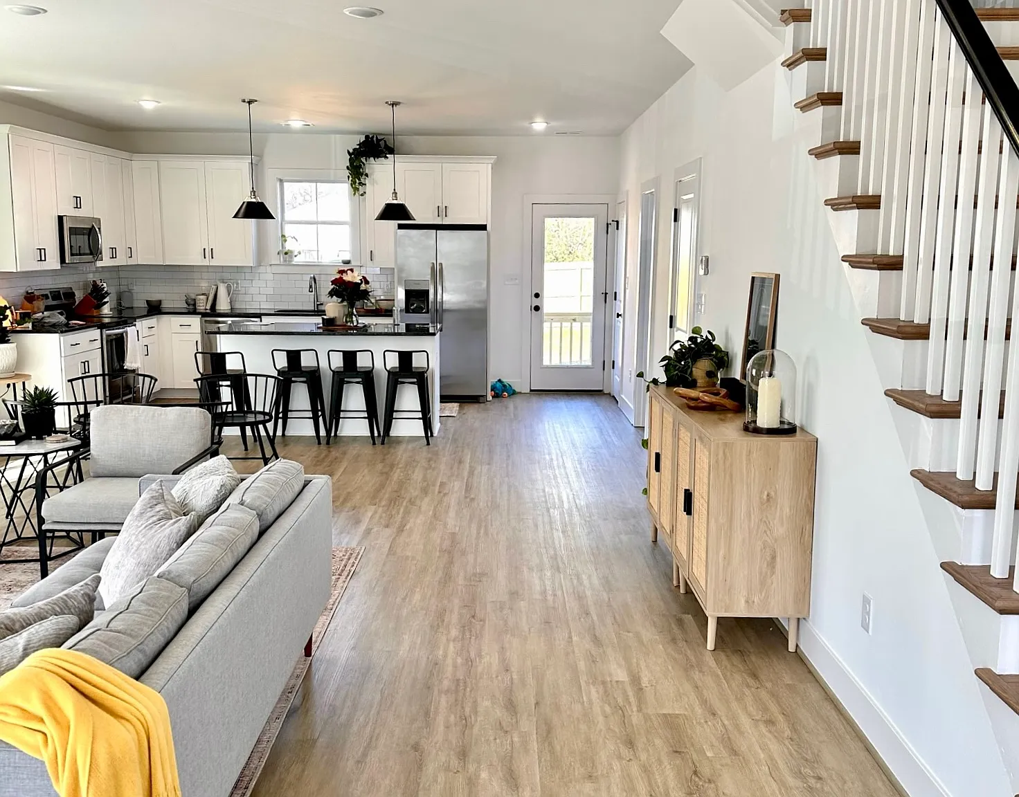 3 bed, 1760 sqft, $3,200 — Photo 2