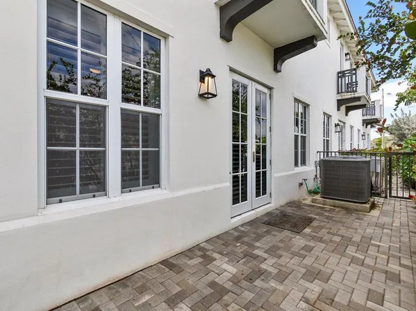 1135 Kingston Lane, Delray Beach, FL 33483