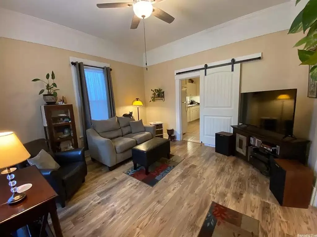 2 bed, $1,300 — Photo 4