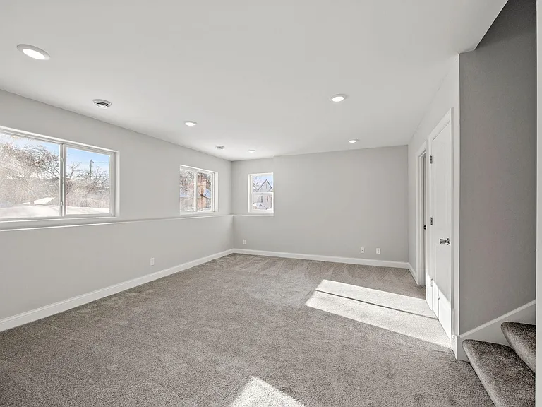 237 Jackson Ave N — Photo 30