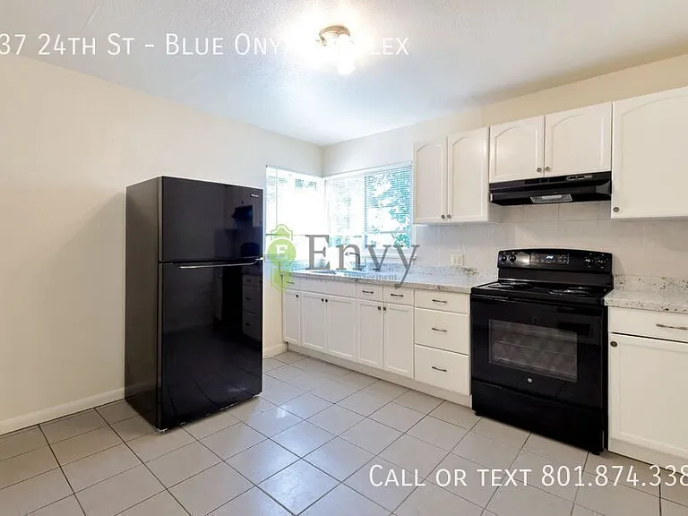 937 24th St #BLUE ONYX DU-PLEX — Photo 5