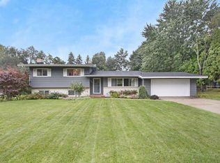 2650 Pinesboro Dr NE, Grand Rapids, MI 49525