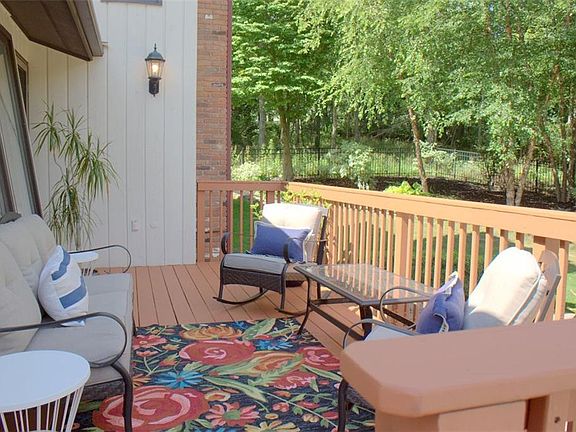4th image of 12 Hunting Hollow Dr