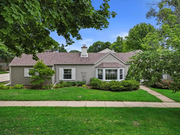 2002 North Swan BOULEVARD, Wauwatosa, WI 53226