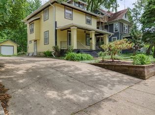 49 Whites Pl, Bloomington, IL 61701